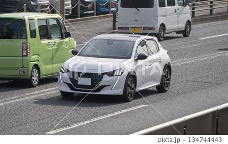 コンパクトカー　道路走行中 134744443