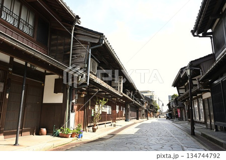 高岡市金屋町の街並み（富山県） 134744792