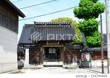 金屋町の街並みと宗泉寺の山門（富山県高岡市） 134744804