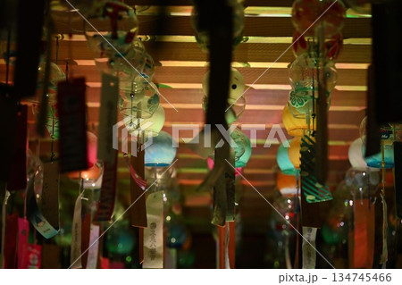 五泉八幡宮に並ぶ色とりどりの風鈴（新潟県） 134745466