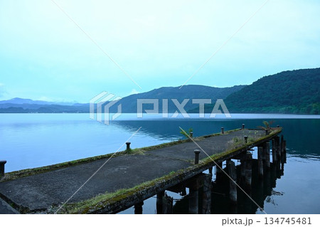 早朝の十和田湖（青森県） 134745481