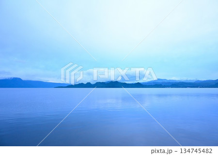 早朝の十和田湖（青森県） 134745482