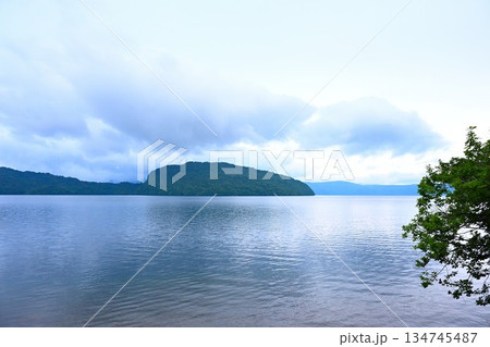 早朝の十和田湖（青森県） 134745487