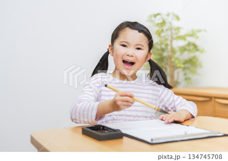 家で書道をする子供 家で書道をする子供 134745708