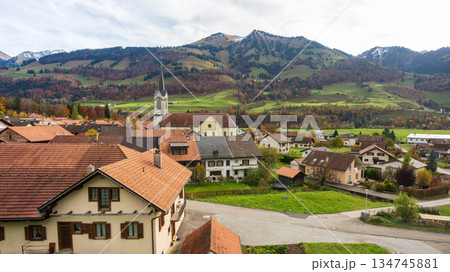 アルブフ村のサンピエール教会と秋の山谷の風景。オー・アンティアモン、フリブール州、スイス 134745881