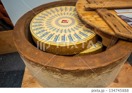 ラ・メゾン・デュ・グリュイエールチーズ工場。プランジー、フリブール州、スイス 134745888