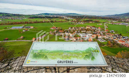 エパニーとグリュイエールの町並みの空撮パノラマ。グリュイエール、フリブール州、スイス 134745900