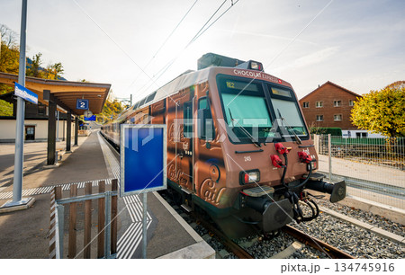 ブロック・ショコラトリー駅に停車中のチョコレート列車の外観。ブロック、フリブール州、スイス 134745916