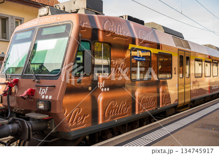 ブロック・ショコラトリー駅に停車中のチョコレート列車の外観。ブロック、フリブール州、スイス 134745917