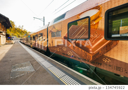 ブロック・ショコラトリー駅に停車中のチョコレート列車の外観。ブロック、フリブール州、スイス ブロック・ショコラトリー駅に停車中のチョコレート列車の外観。ブロック、フリブール州、スイス 134745922