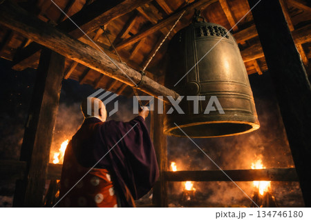除夜の鐘 134746180