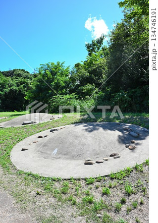 三内丸山遺跡の復元された住居跡（青森県青森市） 134746191