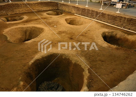 三内丸山遺跡の縄文時代の穴状遺構（青森県青森市） 134746262