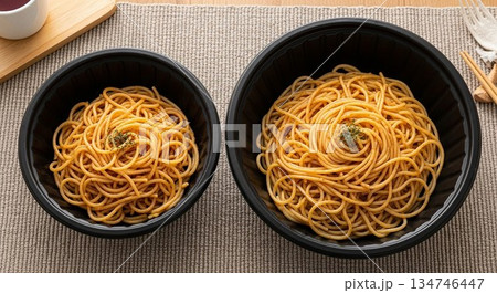 標準サイズと特大サイズパスタの比較クローズアップ 134746447