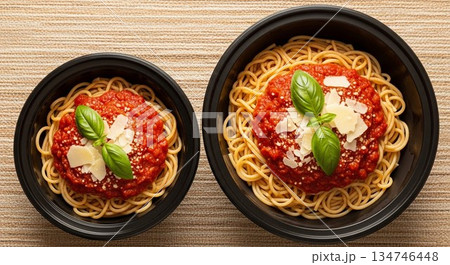 標準サイズと特大サイズパスタの比較クローズアップ 134746448