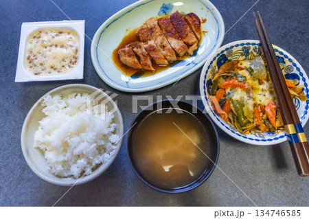 お手軽な朝食　豚肉ソテー、ゴボウ、ニンジン、ピーマン、青菜の温野菜のチーズ乗せと納豆 134746585