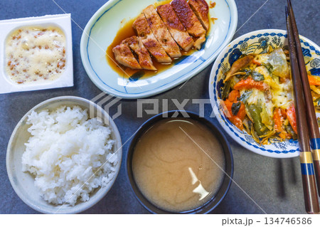 お手軽な朝食 豚肉ソテー、ゴボウ、ニンジン、ピーマン、青菜の温野菜のチーズ乗せと納豆 お手軽な朝食 豚肉ソテー、ゴボウ、ニンジン、ピーマン、青菜の温野菜のチーズ乗せと納豆 134746586