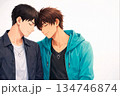 寄り添う若い男性二人　お揃いのネックレスを身につけたイラスト 134746874