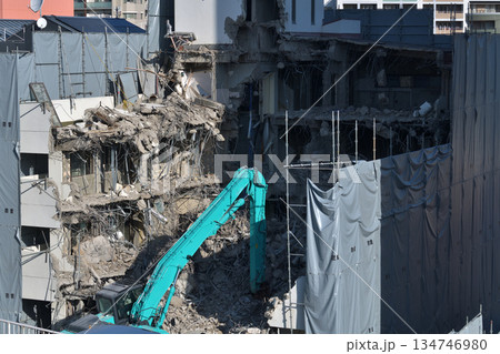 取り壊される老朽化したビル　大型重機での解体の作業風景 134746980