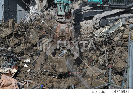 取り壊される老朽化したビル　大型重機での解体の作業風景 134746981