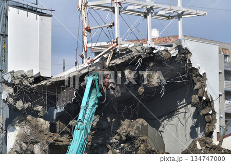 取り壊される老朽化したビル　大型重機での解体の作業風景 134747000