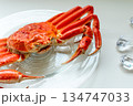 ズワイガニとガラス皿 134747033