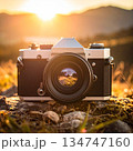 夕日に照らされたカメラ 134747160