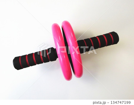 健康や筋トレで腹筋をしてダイエットする腹筋ローラー 134747199