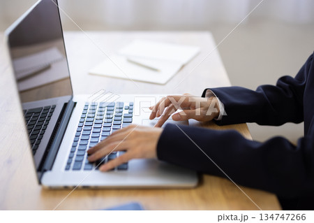 パソコンで作業するスーツを着た女性の手元のクローズアップ パソコンで作業するスーツを着た女性の手元のクローズアップ 134747266