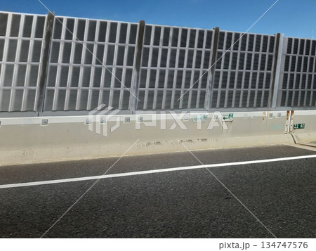 高速道路の横にある塀 134747576