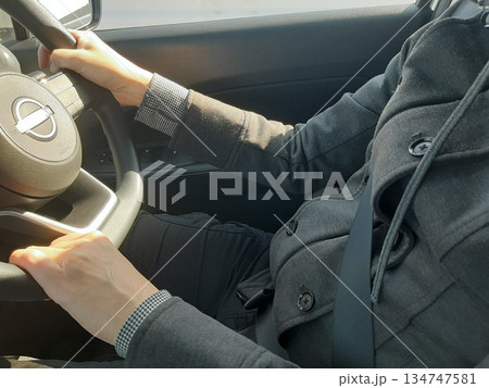 運転する男性の手　運転中の男性の両腕 134747581