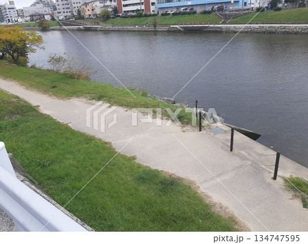 河川敷の土手　川沿い 134747595