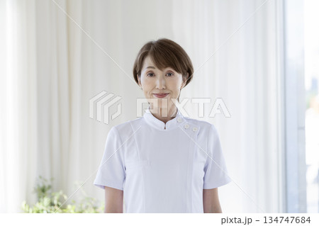 カメラ目線の50代の女性医療スタッフ 134747684