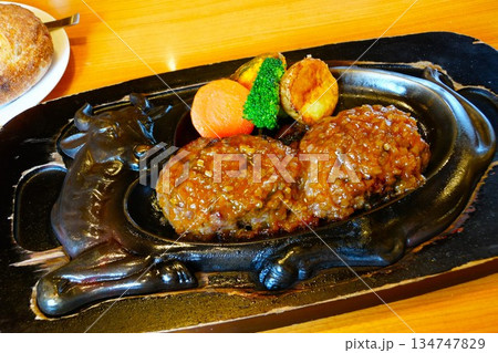 スキレットで焼いたハンバーグ (炭焼きさわやか) スキレットで焼いたハンバーグ (炭焼きさわやか) 134747829