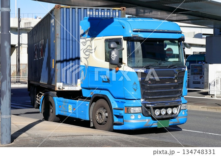 左折するトレーラー 左折するトレーラー 134748331