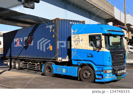 左折するトレーラー 左折するトレーラー 134748333