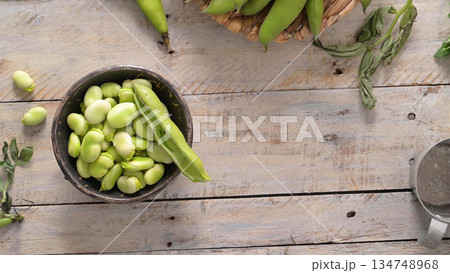 Fresh and raw green broad beans 134748968