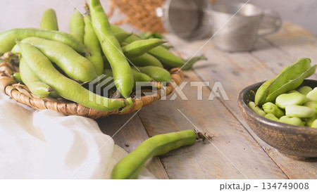Fresh and raw green broad beans 134749008
