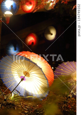 ライトアップに輝く紅葉と和傘 134749102