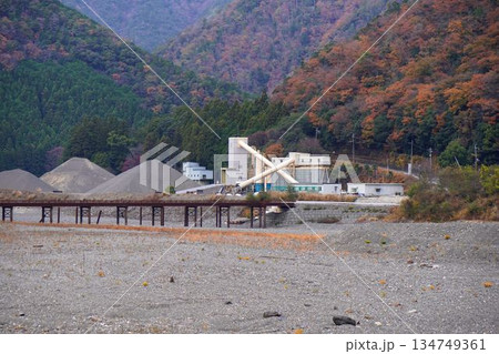 田舎の生コン工場 134749361