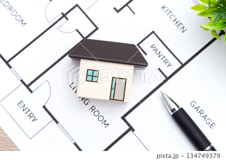 住宅と図面 134749379