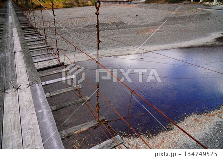 朽ちかけの吊橋をわたる 134749525