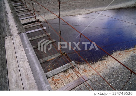 朽ちかけの吊橋をわたる 134749526