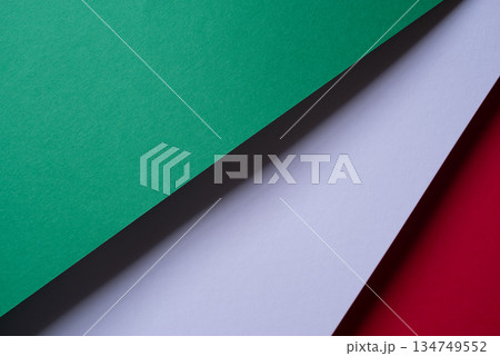 重なる緑色と赤色と白色の画用紙 重なる緑色と赤色と白色の画用紙 134749552