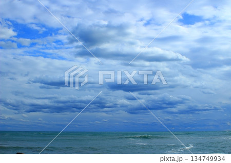 冬の海美しい海岸の風景 134749934