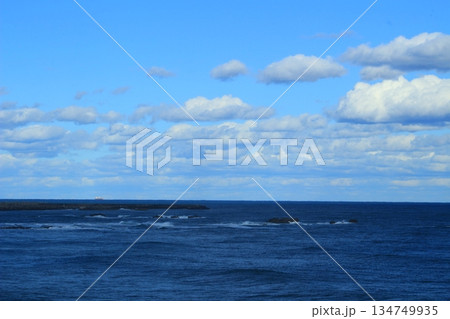 冬の海美しい海岸の風景 134749935