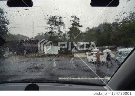 大雨の運転 大雨の運転 134750001