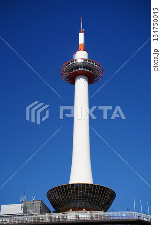 快晴の青空と京都タワー 134750045