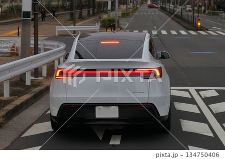 白い電気自動車 白い電気自動車 134750406