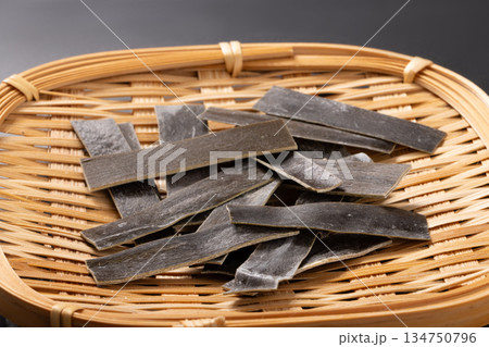 ［北海道産］カット　羅臼昆布 134750796